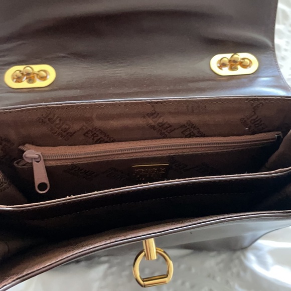 Gianfranco Ferré leather purse with gold chain. - Picture 3 of 5